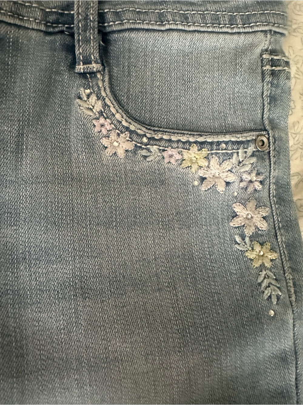 NWT Squeeze Girls Floral Embroidered Flare Jeans Size 10 - Picture 3 of 5